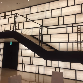 壁が光る