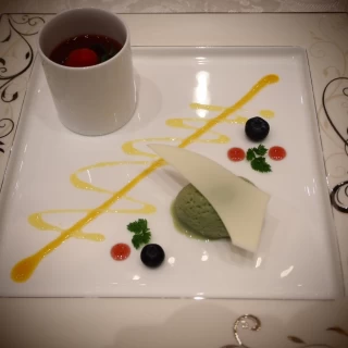 ケーキはイミテーションのためデザートには出てこないそうです