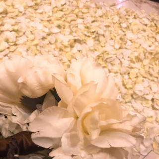 バージンロードは白の花びらで埋めつくされていました。