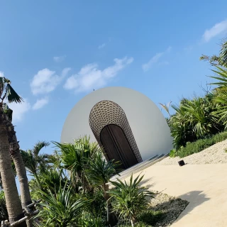 青空とチャペルの白の対比がとても美しいです。
