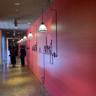披露宴会場までの廊下は赤の壁で写真映えしました。