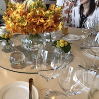 ゲストテーブルには装花とガラスの飾りが置いてあります。