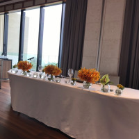 新郎新婦のテーブルも明るい色で統一された装花でした。