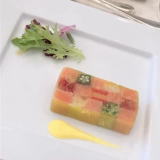 オードブル
(サーモンのモザイク仕立て)