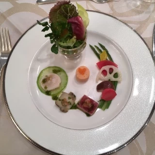 前菜。海の幸マリネと季節野菜クルディテハーブサラダとともに