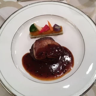 メイン。国産牛フィレ肉とフォアグラソテーロッシーニ