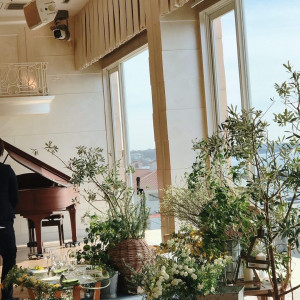 高砂はグリーン多めに。テーブルのミモザが可愛い|541685さんの葉山ホテル音羽ノ森  別邸の写真(992165)