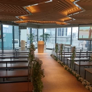 高層階で、解放感あふれる挙式会場
