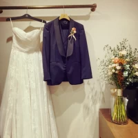 ブライズルームに入ると、花束とドレスが用意されていました！