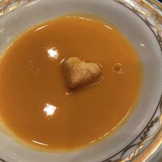 ポタージュに浮かんでいるパイがハートでかわいらしかったです。
