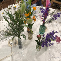 テーブルごとに違う花器や装花。
打ち合わせが形になる当日。