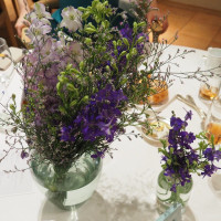 テーブルごとに違う装花、当日見るまでお楽しみ。