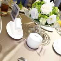 テーブルクロスの色は茶色系にし花は白と緑を基調にしました。