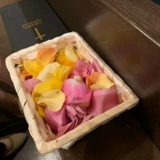 雨のためチャペルにフラワーシャワーの準備がしてありました。