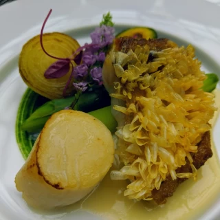 甘鯛のうろこ焼きとホタテ　野菜の軽いソース