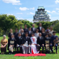 親族顔合わせの後、大阪城を背景に記念撮影。