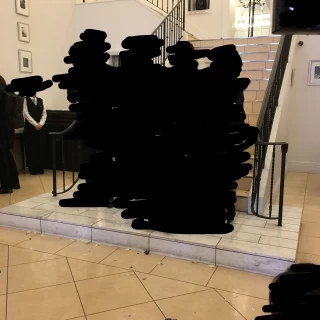 階段下でブーケトスなど
階段降りにくそう