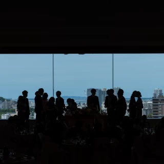 ゲスト側から見た福岡市を一望できるガラス張りの窓。