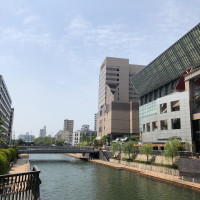 横には川が流れてます。