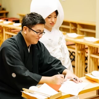 誓詞に名前を記入。