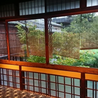 ゲストの控え室も坪庭を楽しめ、紅葉が素敵でした。