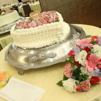 ウェディングケーキと花束