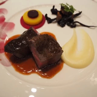 メインのお肉料理。お肉がとても柔らかくて食べやすかったです。