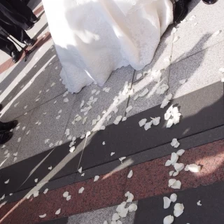 フラワーシャワーは外で広々と