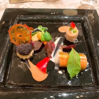 前菜です。高級感があって見た目にも華やか