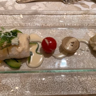 お魚料理。ガラスの器が涼しげで見た目にも美味しそう。