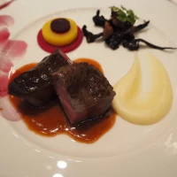 メインのお肉料理。お肉がとても柔らかくて食べやすかったです。