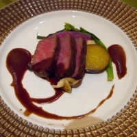 お肉料理。当日はお箸で食べられるようにカットされていました。