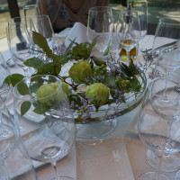 テーブルのお花もセンスがよく統一されていた