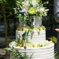 新婦がこだわったウェディングケーキ、緑のフルーツとお花が素敵