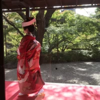濡れ縁入場時はお庭がバッグに見えます