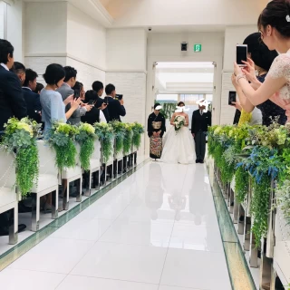 入場
後ろの広場も明るいです