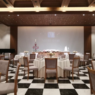 スクリーンがあがると外の景色が見えます