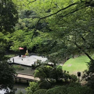 披露宴会場のテラスから見たお庭