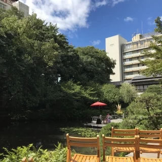 楽器の演奏をお庭で行なっていました