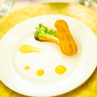 総料理長一押しの枝豆のクリーム入りのエクレア