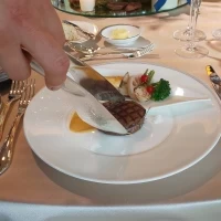 肉をストゥブからサーブ