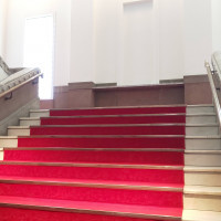 赤い絨毯の階段が印象的です