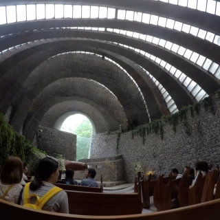 石の教会の内観