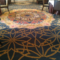 公会堂時代から使われている絨毯　この模様が和装にも合うそう