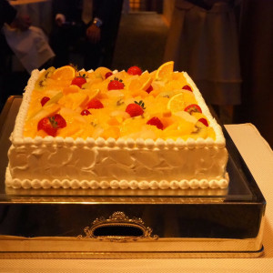 ウエディングケーキはフルーツ盛りだくさんにしてもらいました。|542179さんの響 品川 HIBIKIの写真(847544)