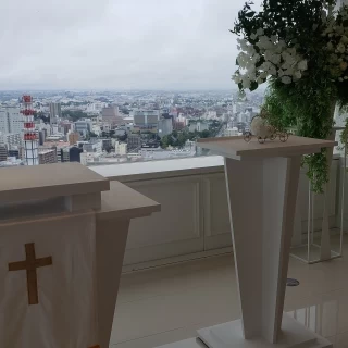 祭壇の向こうは絶景