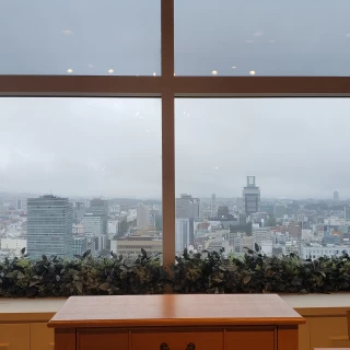 祭壇前に電動スクリーン付き