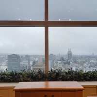祭壇前に電動スクリーン付き