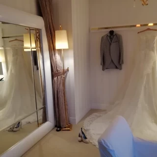 新郎新婦が泊まるホテルの部屋の真横で繋がってます。