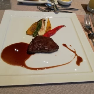 メインの肉料理です。柔らかく満足でした。
